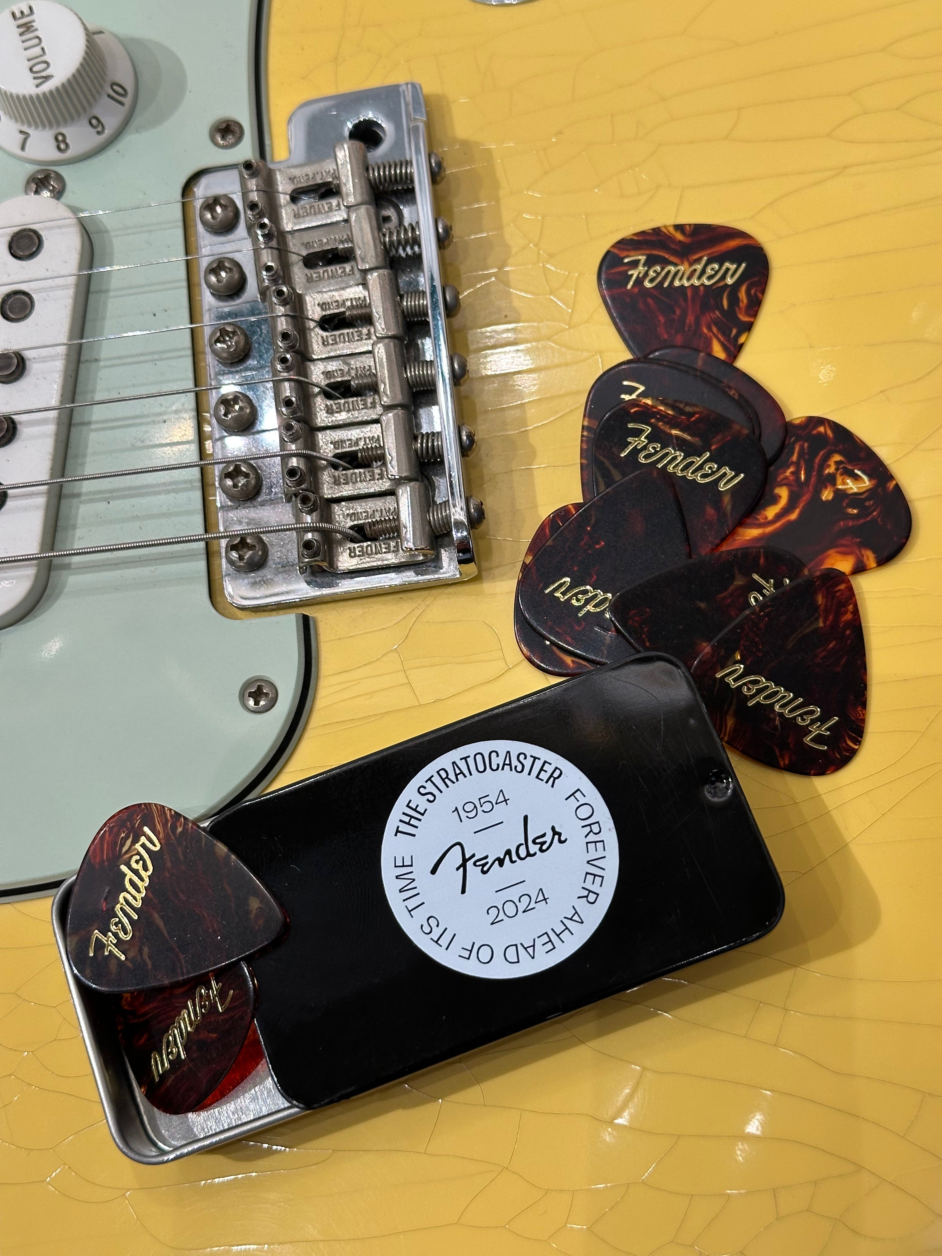 Fender 70th anniversary pick tin, 351 shape, 12 Medium celuloid picks