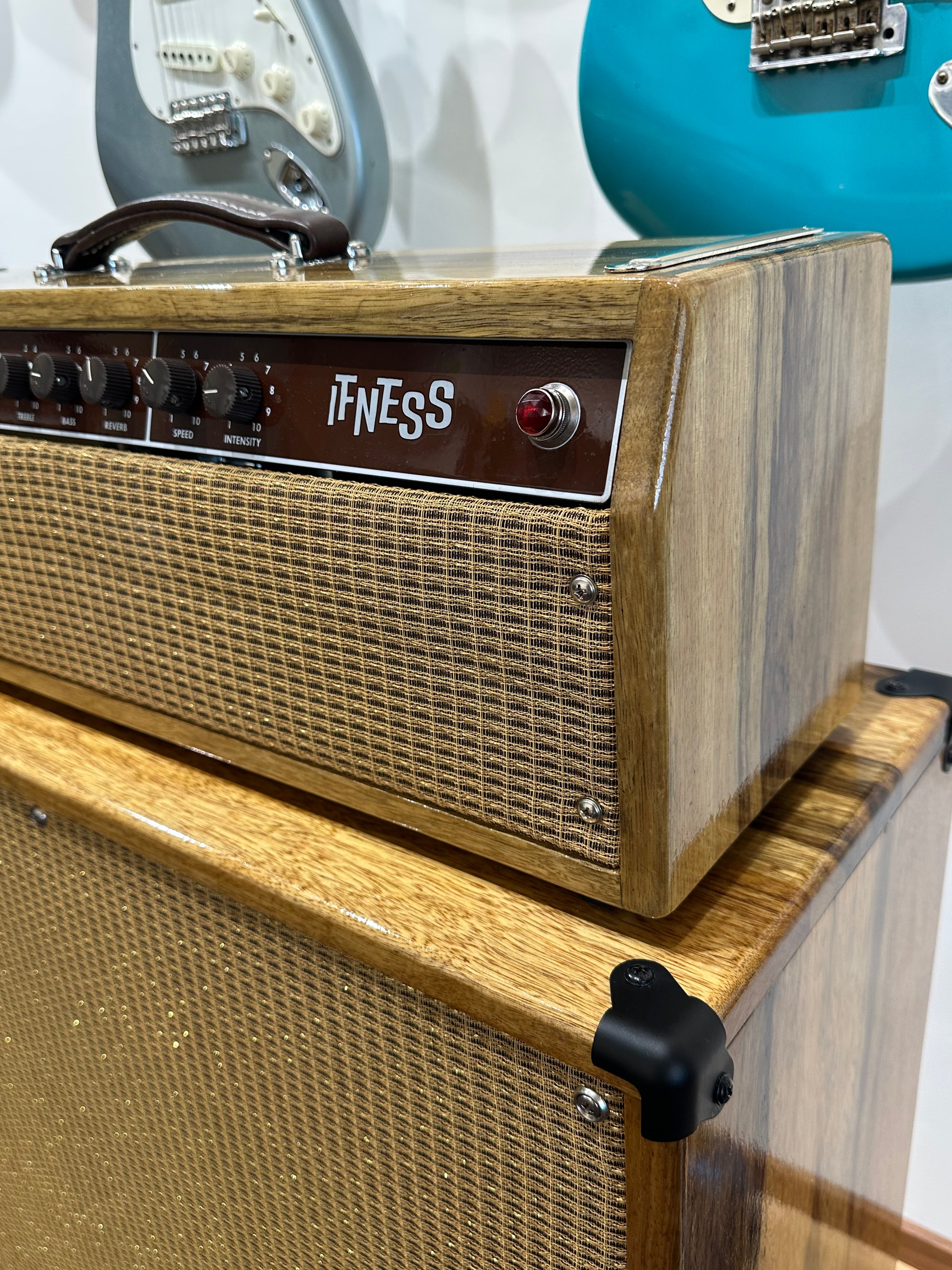 IFNESS '63 Vibe - handbuilt Fender Vibroverb based Amp Black Korina wood
