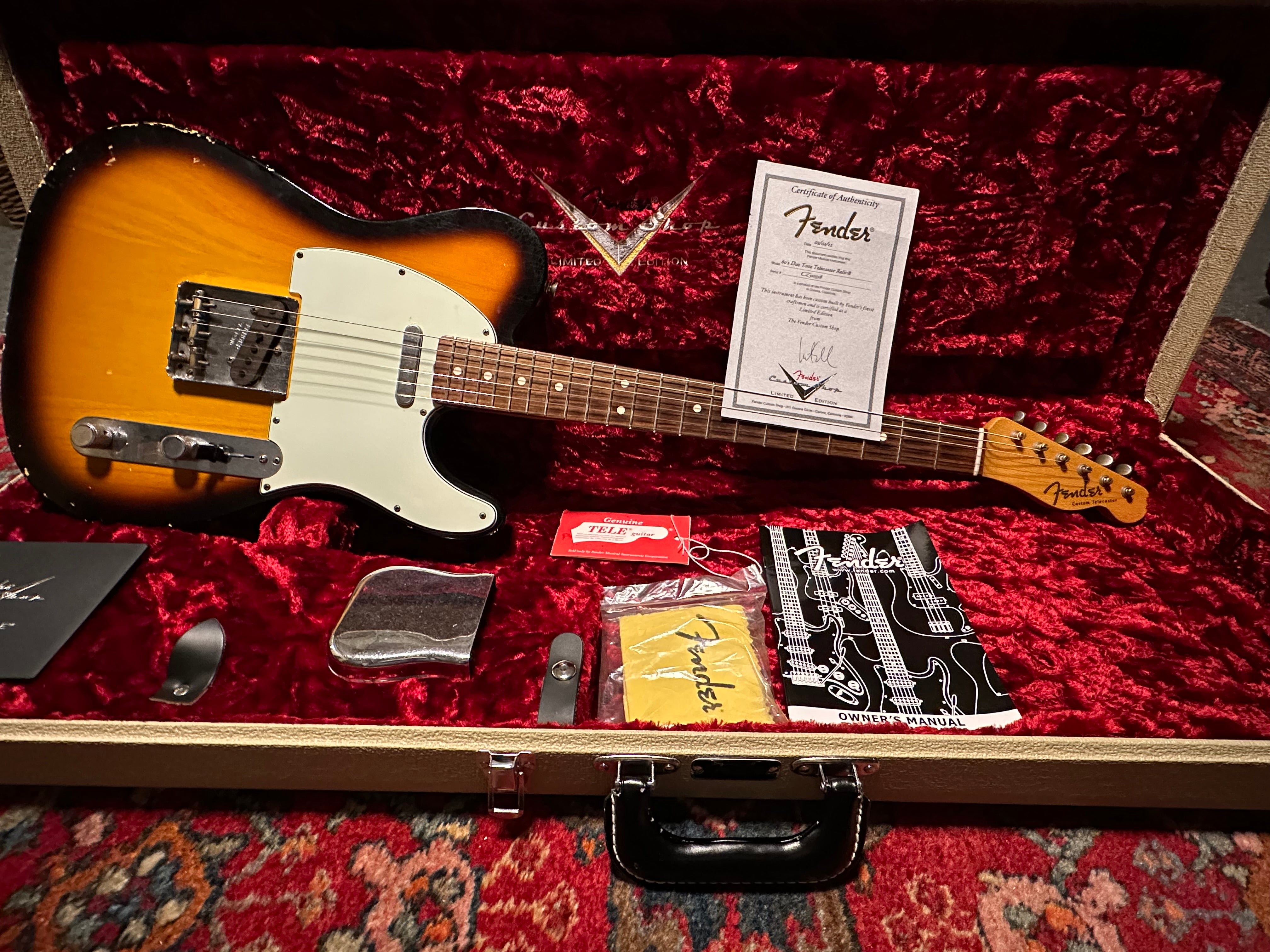 Fender Custom Shop ’60s Duo Tone LTD Abigail Ybarra pickups Relic Telecaster 2012 Sunburst