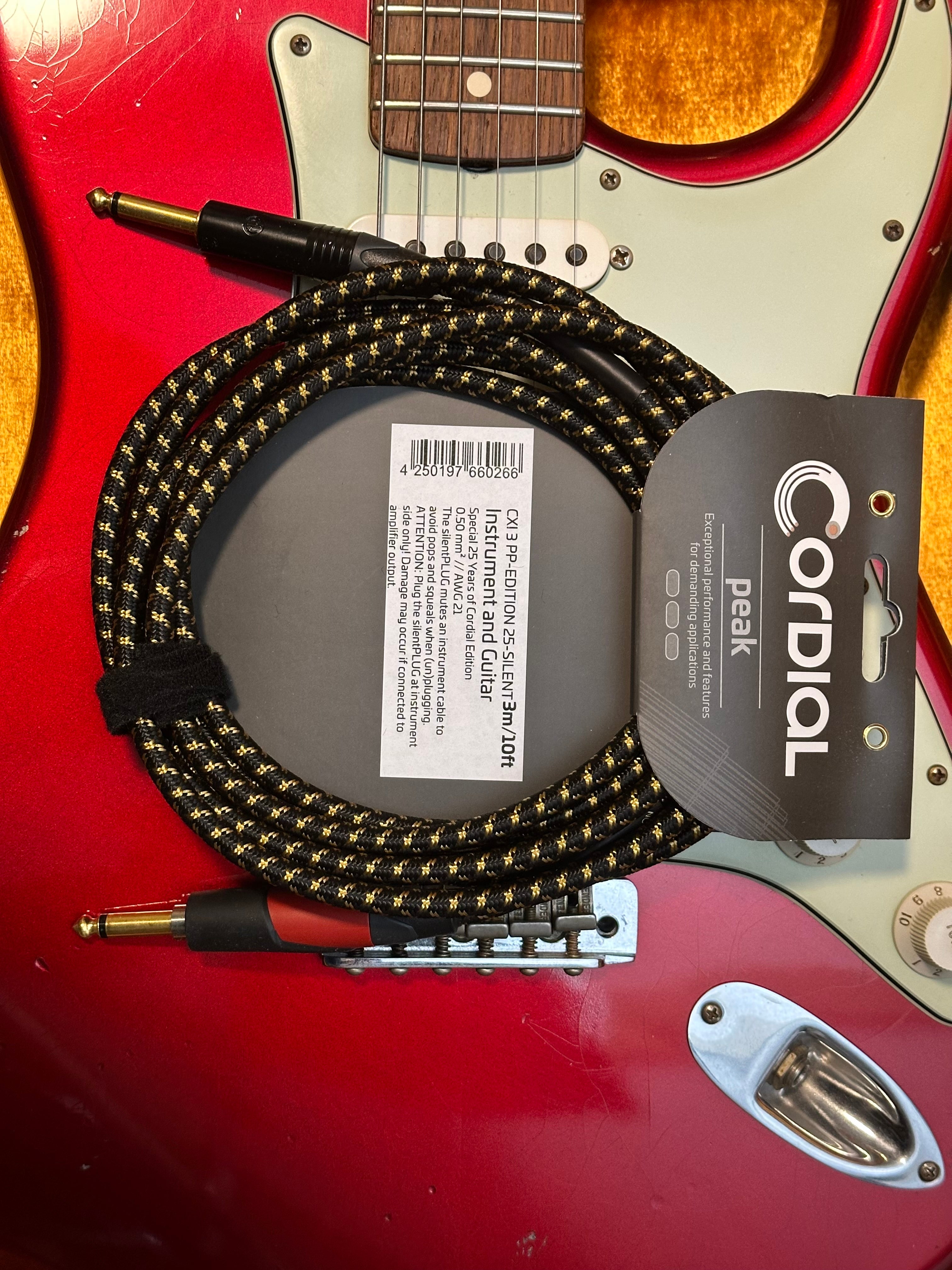 Cordial Guitar Cable with NEUTRIK 6.35 mm Silent connector 3 meters